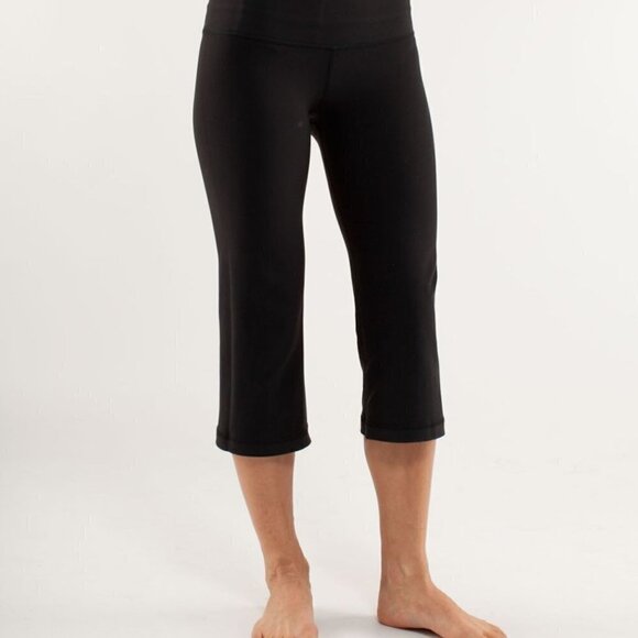 Lululemon Groove Crop Black / White Black Glacier Lace *Reversible Size 2 - Picture 3 of 14